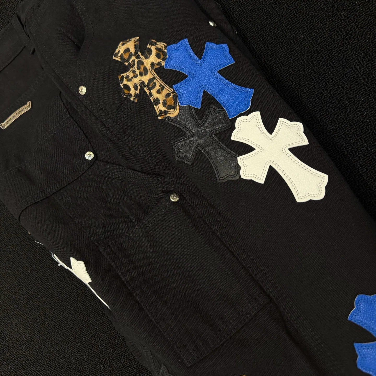 P280 Style number: D364 Chrome Hearts Chrome Hearts straight-leg logging multi-color leather work jeans Color #Black Size #S-Xxl (28 30 32 34 36) 28 Waist 74 Hip 102 Length 101 30 Waist 78 Hip 106 Length 102 32 Waist 82 Hip 110 Length 103 34 Waist 86 Hips 114 Pants Length 104 36 Waist 90 Hips 118 Pants Length 106 Heavy canvas material This pants type was first created by Carhartt. With the development of the times, it has been reinterpreted by many brands. This Crow Heart logging overalls are based on the Carhartt pants with some improvements and added elements‼ ️
